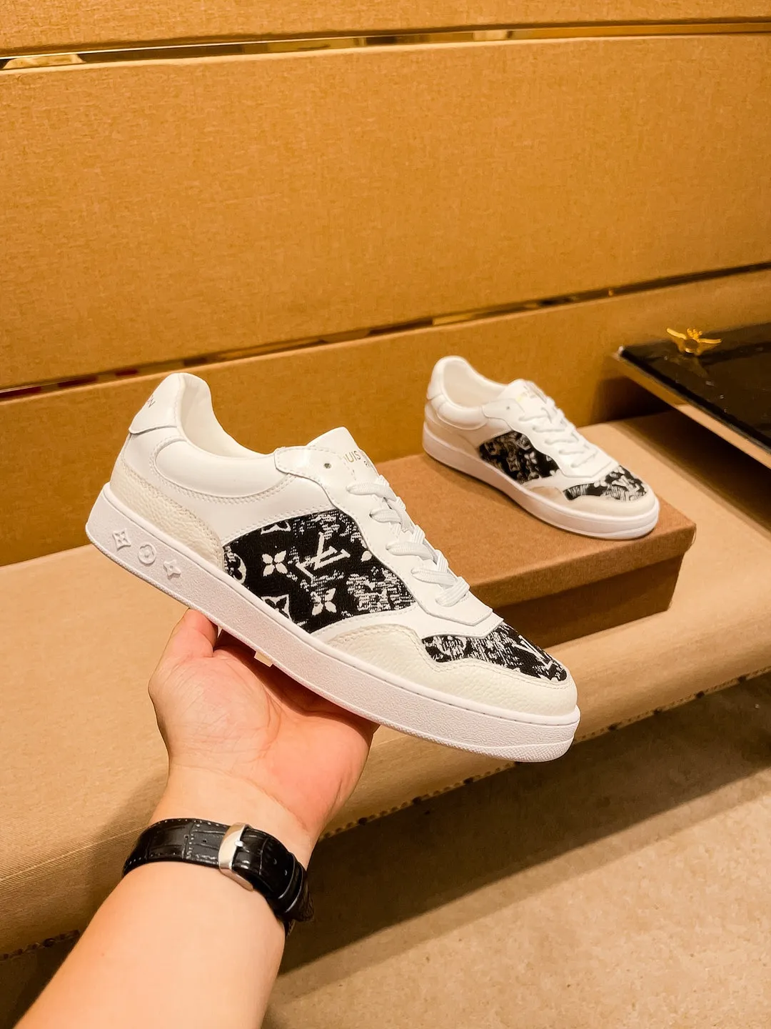 Men's shoes💰 400💰[LV]🔥Louis Vuitton, high-end men's shoes brand, official website 1:1 latest masterpiece: the upper is made of Italian imported first-layer cowhide with a comfortable and breathable lining➕original non-slip and wear-resistant outsole🔥, making walking more convenient and comfortable! An exclusive new model, a stunning work, a beautiful 1:1 replica [color] compared to the official quality! Create a fashionable personality to set off your uniqueness! A must-have for trendy men! Classic🔥Size: 38-44 Color: 🔥 2⃣️colors available🔥